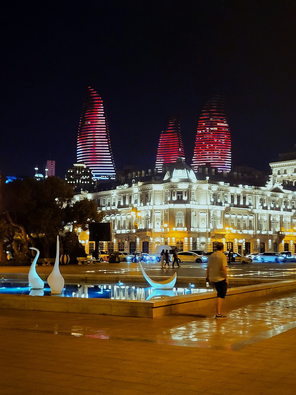 Bakü Alev Kuleleri'nin gece ışıklandırması