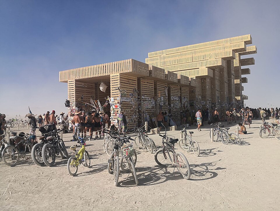 Burning Man'de çöl ortasında ahşap tapınak yapısı ve bisikletler