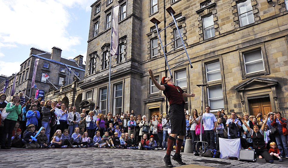 Edinburgh Royal Mile'da sokak gösterisi izleyen kalabalık