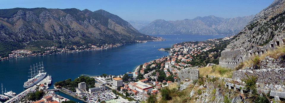 Kotor Körfezi'nde dağlar ve taş evli liman kasabası